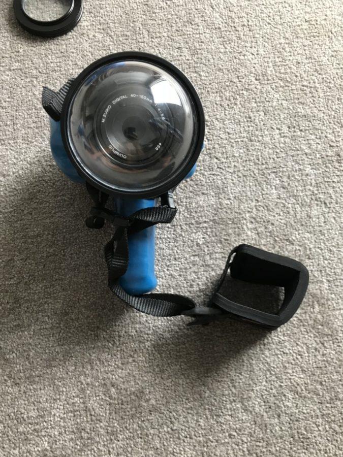 Outex防水ハウジングケースを装着したカメラ