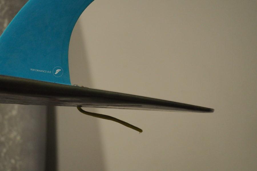 テールが薄いサーフボードはフィンの位置が通常と異なる